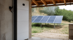 Batterie lithium volumineuse posee verticalement pres panneaux solaires