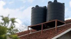 Deux reservoirs installes cote a cote sur toit incline