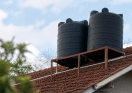 Deux reservoirs installes cote a cote sur toit incline