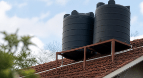Deux reservoirs installes cote a cote sur toit incline