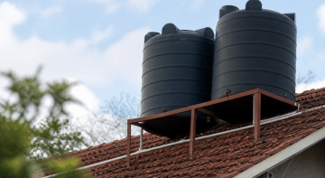 Deux reservoirs installes cote a cote sur toit incline
