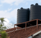 Deux reservoirs installes cote a cote sur toit incline