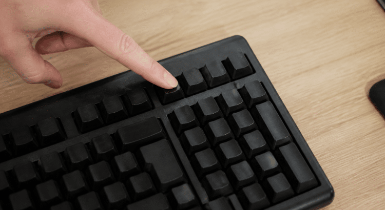 Clavier d'ordinateur avec doigt pointant touche impression écran