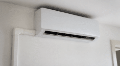 Unité interieure climatiseur fixee au mur blanc