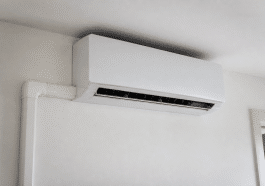 Unité interieure climatiseur fixee au mur blanc