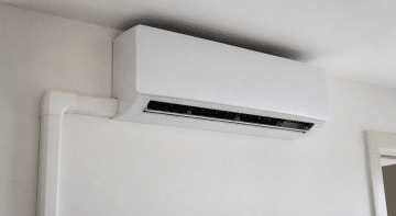 Unité interieure climatiseur fixee au mur blanc