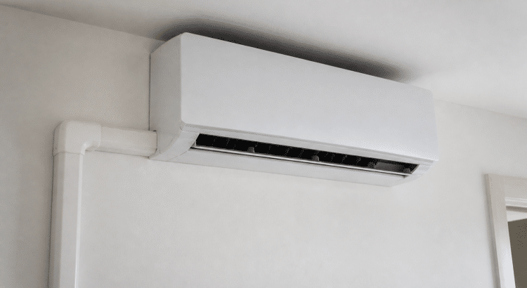 Unité interieure climatiseur fixee au mur blanc