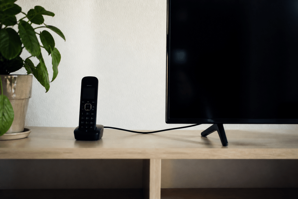 Telephone et televiseur connectes directement sans routeur visible