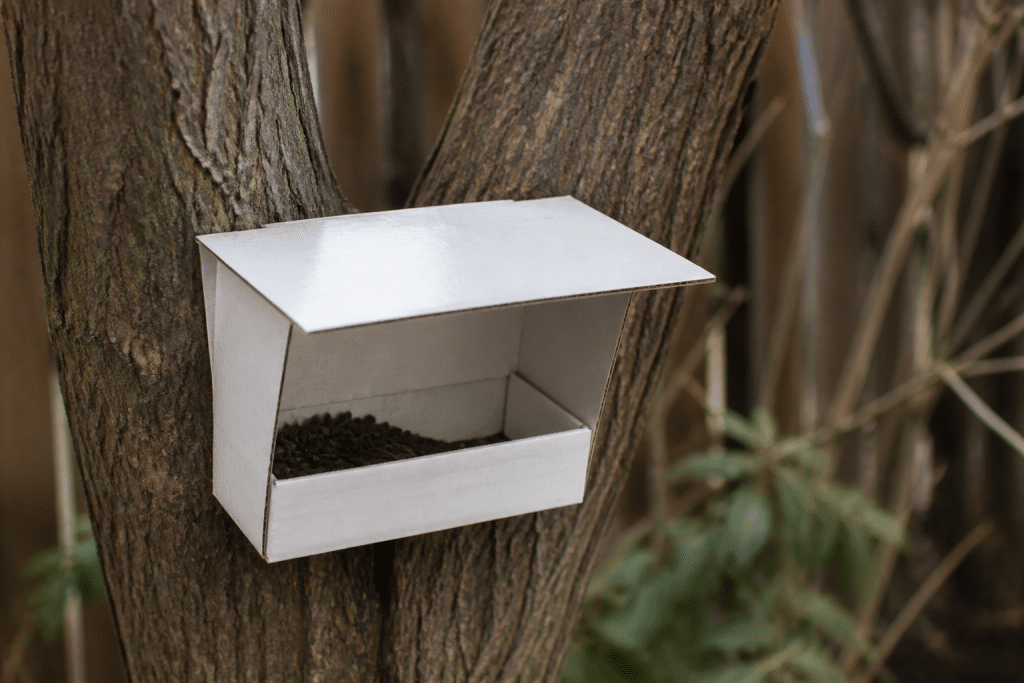 Mangeoire bricolée construite avec carton rigide blanc
