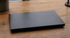 Ordinateur portable fermé avec ecran eteint sur bureau