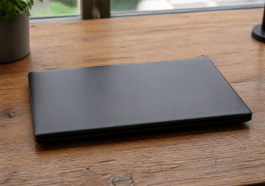 Ordinateur portable fermé avec ecran eteint sur bureau