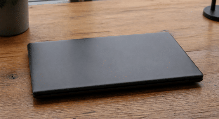Ordinateur portable fermé avec ecran eteint sur bureau