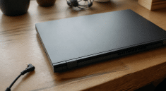Ordinateur portable ferme sur bureau avec cable alimentation debranche