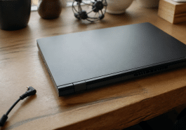 Ordinateur portable ferme sur bureau avec cable alimentation debranche