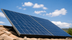 Panneau solaire monte incline vers le ciel ensoleille