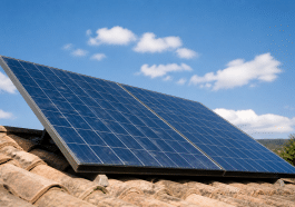 Panneau solaire monte incline vers le ciel ensoleille