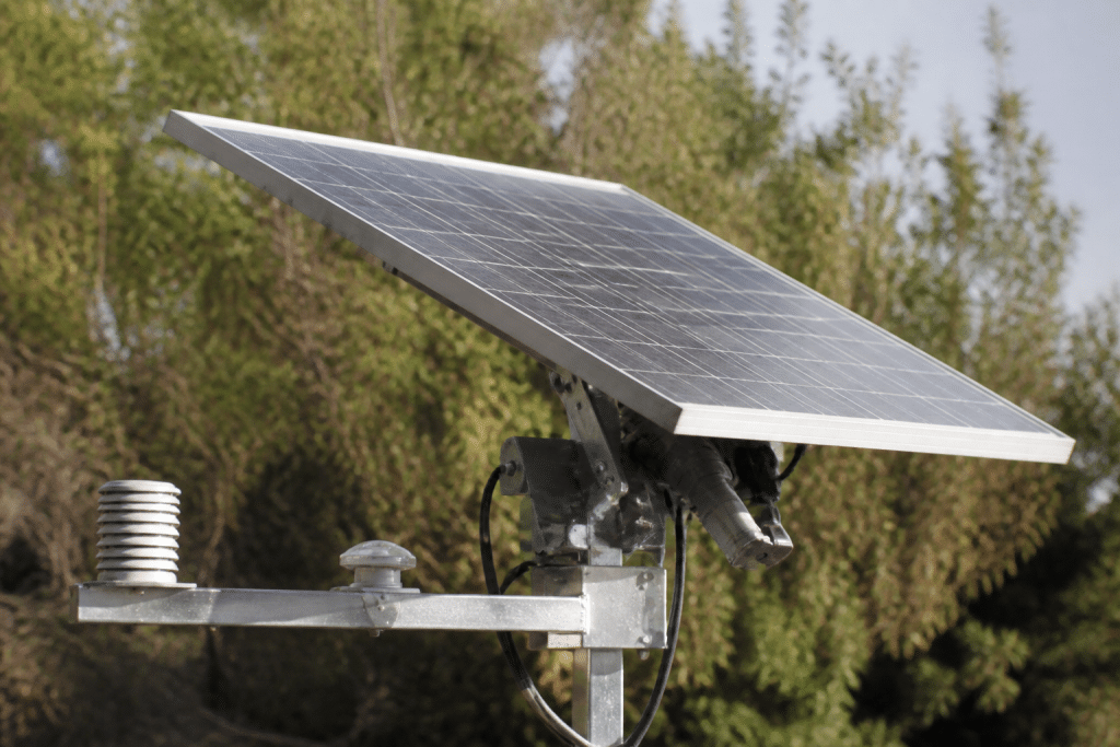 Panneau solaire avec moteurs et capteurs visibles