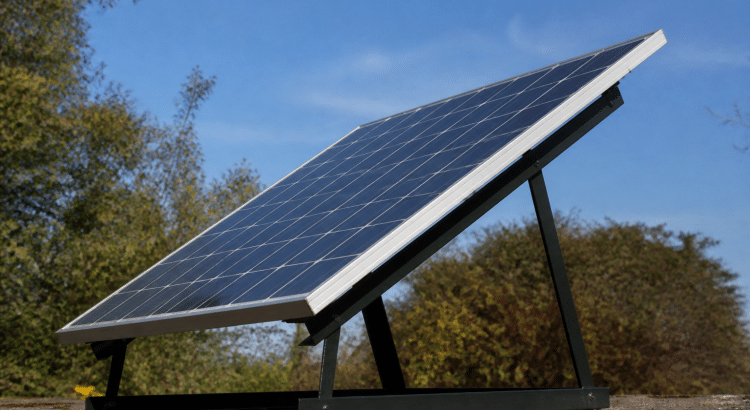 Panneau solaire monte sur support incline vers ciel bleu