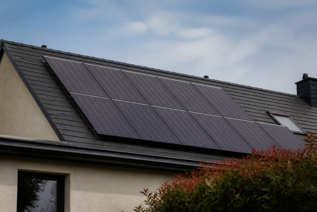 Panneaux solaires orientés sud sur toiture avec angle incline