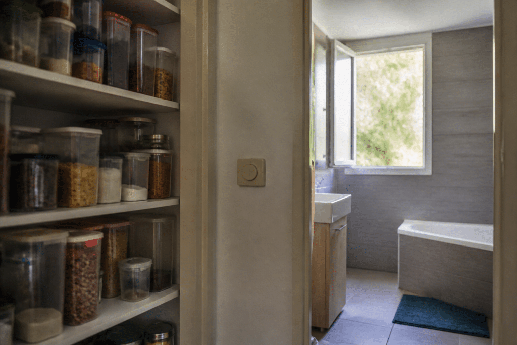 Fenetre ouverte salle bain avec contenants hermétiques cuisine