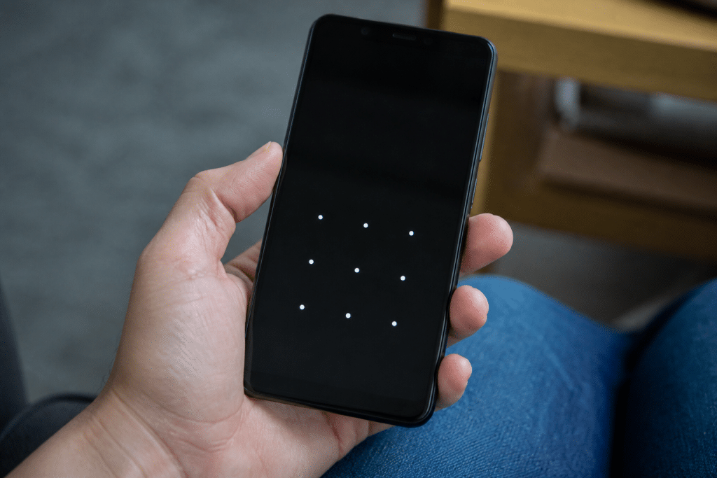 Smartphone verrouille avec code affiche sur ecran sombre