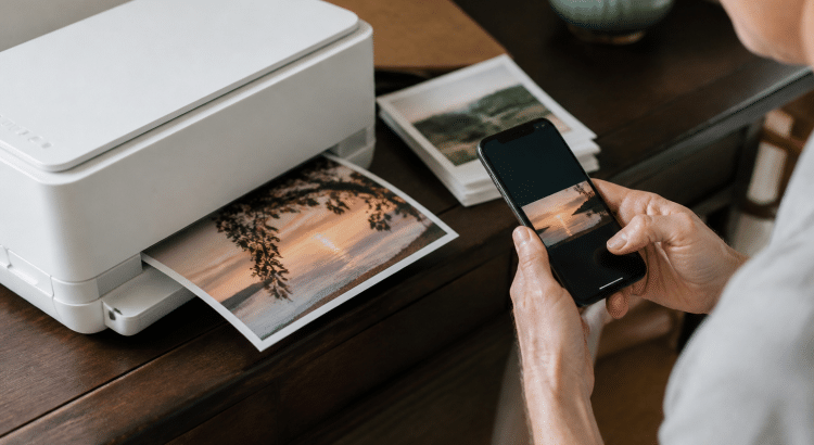 Main tenant smartphone face imprimante sans fil connectee