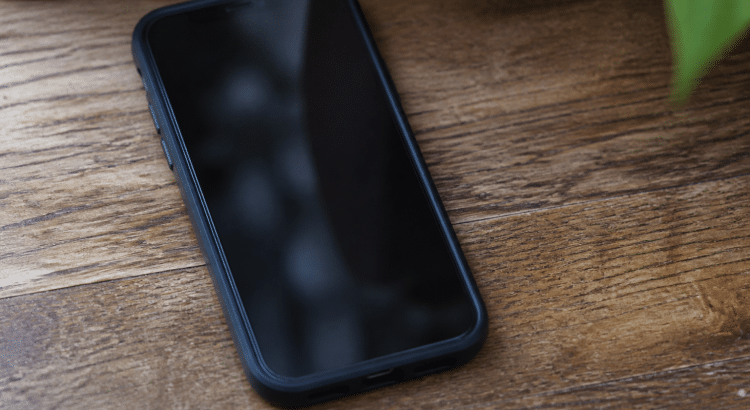 Smartphone pose sur table affiche ecran vide notifications