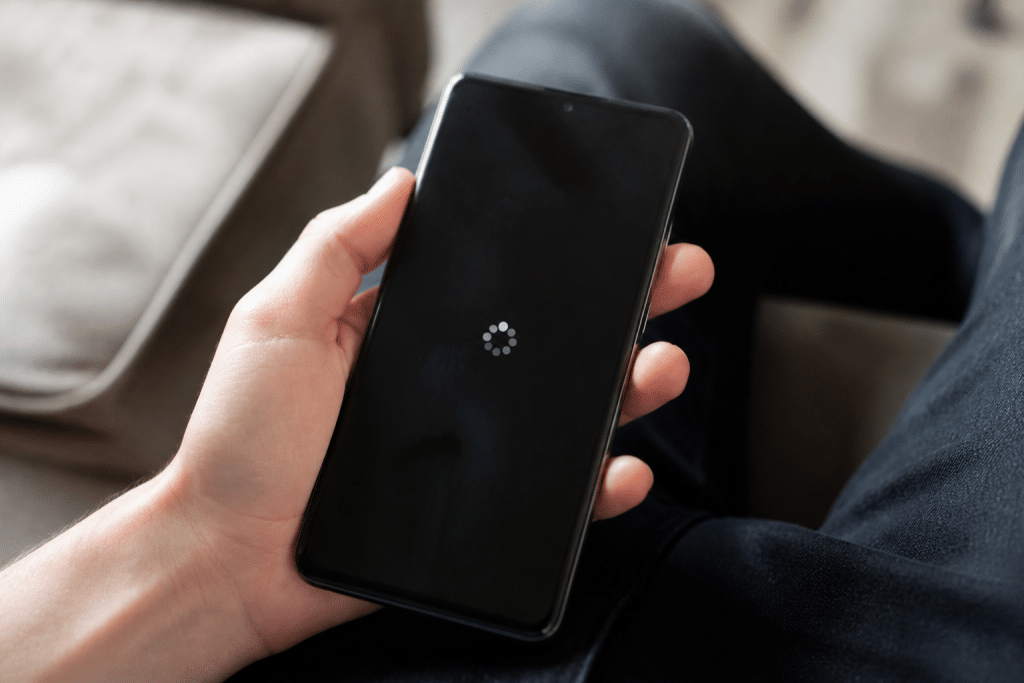 Ecran de smartphone affichant logo demarrage en boucle infinie