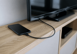 telephone pose sur meuble connecte a television par cable hdmi