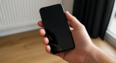 Main tenant telephone noir ecran eteint appareil actif
