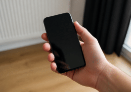 Main tenant telephone noir ecran eteint appareil actif