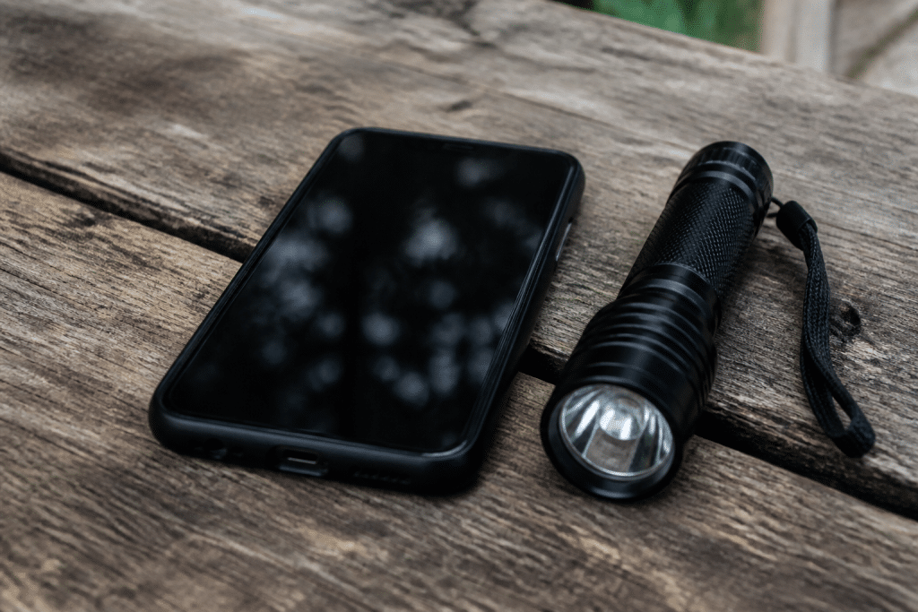 Telephone noir avec ecran eteint et lampe torche