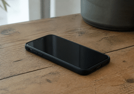 Smartphone noir allume sur table, ecran eteint et sombre