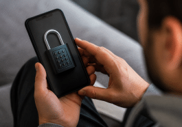 Personne tenant telephone avec cadenas numerique affiche sur ecran