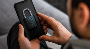 Personne tenant telephone avec cadenas numerique affiche sur ecran