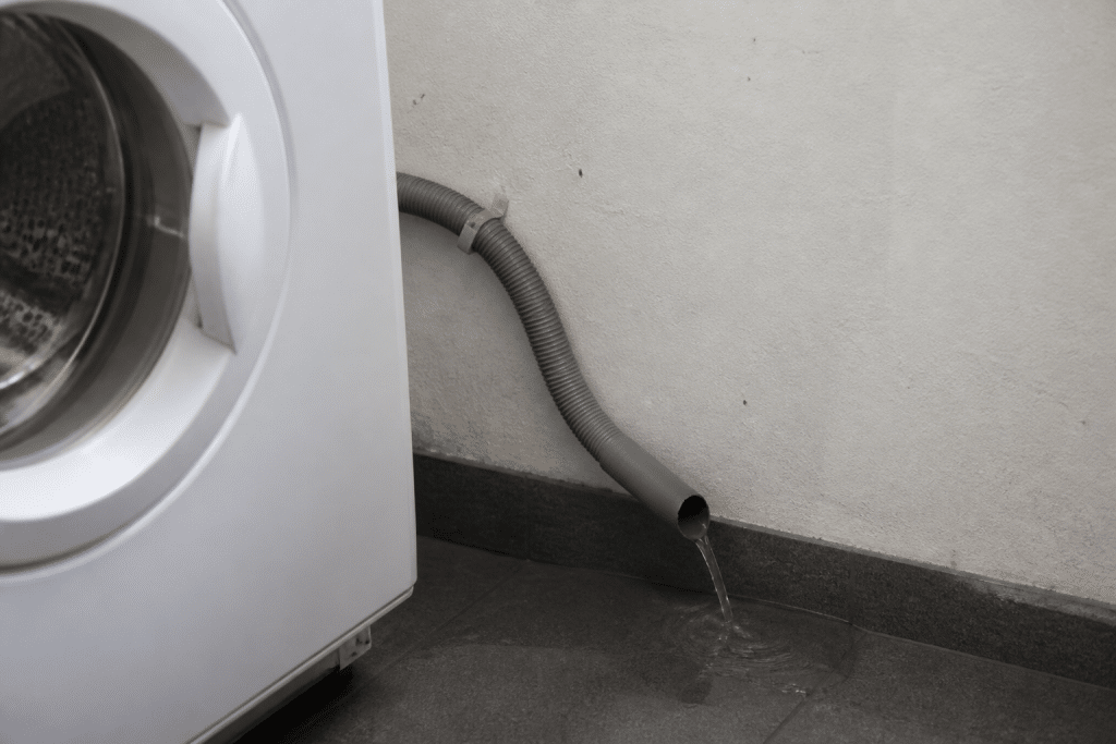 Disjoncteur éteint, tuyau de vidange ouvert, eau froide